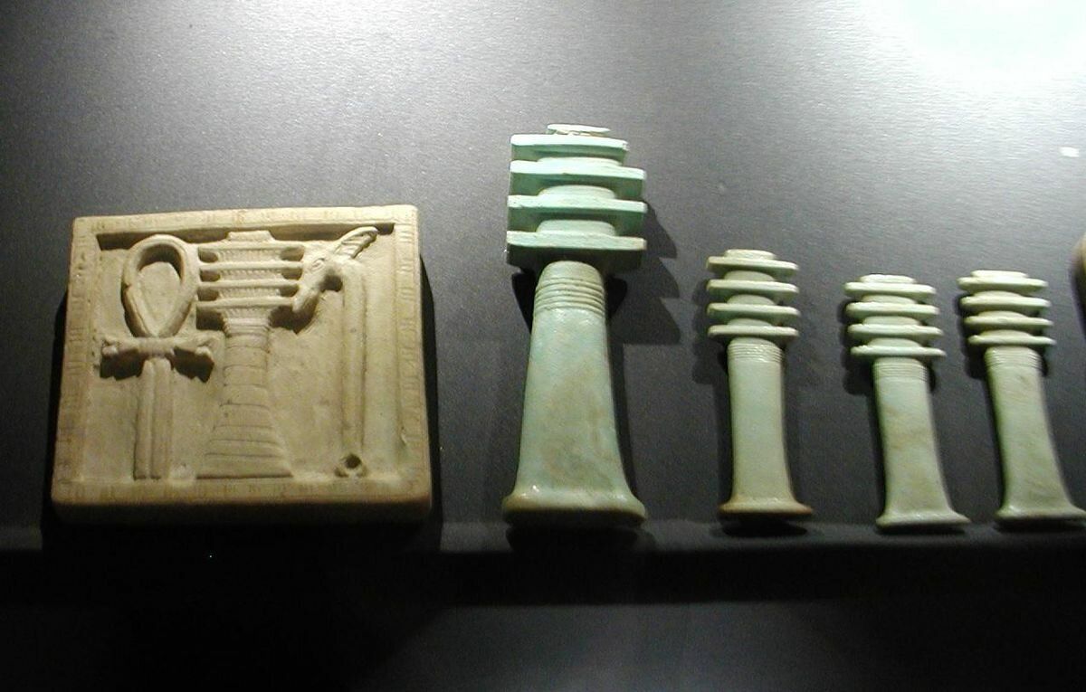 Djeds anciens exposés dans un musée
